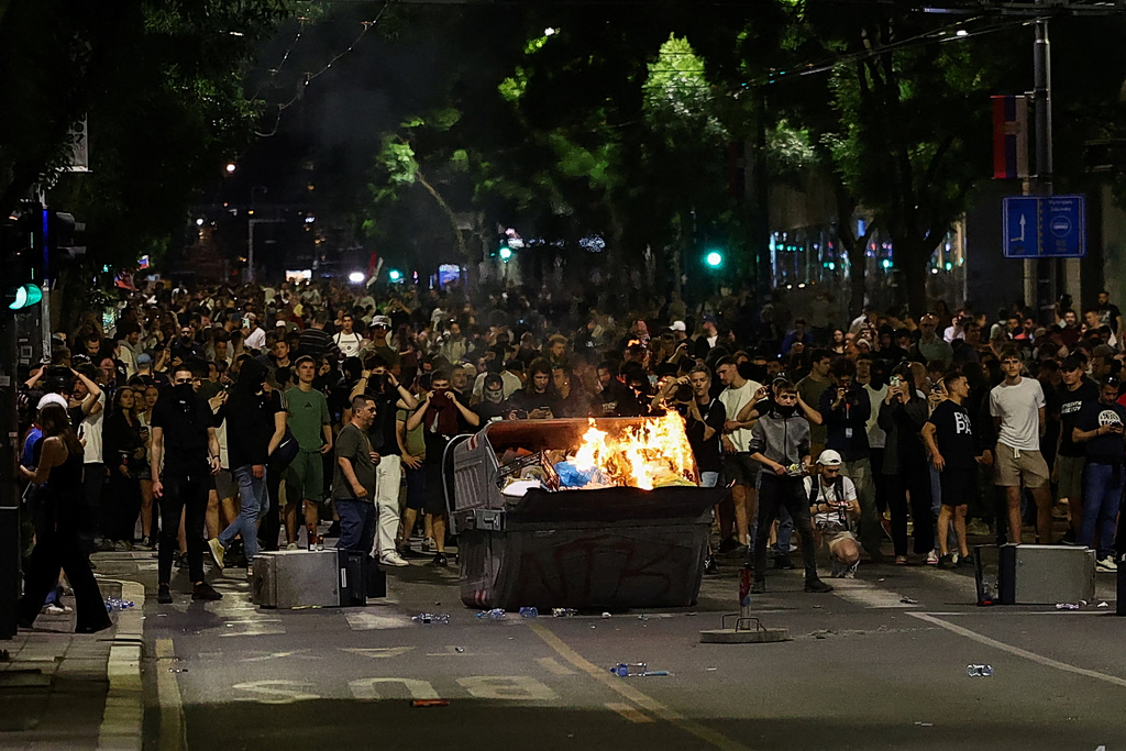 Σερβία: Επεισόδια στο Βελιγράδι μετά την μαζική αντικυβερνητική συγκέντρωση που διοργάνωσαν οι φοιτητές