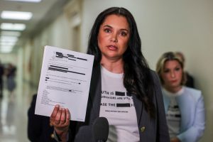 ΗΠΑ: Η πρώην υπουργός Δικαιοσύνης που απέλυσε ο Τραμπ κατέθεσε για την υπόθεση Έπστιν – Τα ερωτηματικά που παραμένουν