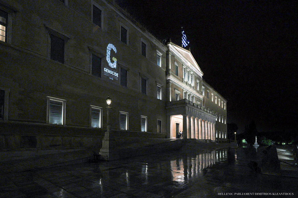 Η Βουλή φωταγωγήθηκε για τη Γενοκτονία των Ελλήνων του Πόντου (pics)