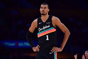 NBA: Έγραψε ιστορία ο Γουεμπανιαμά με 12 μπλοκ στα playoffs