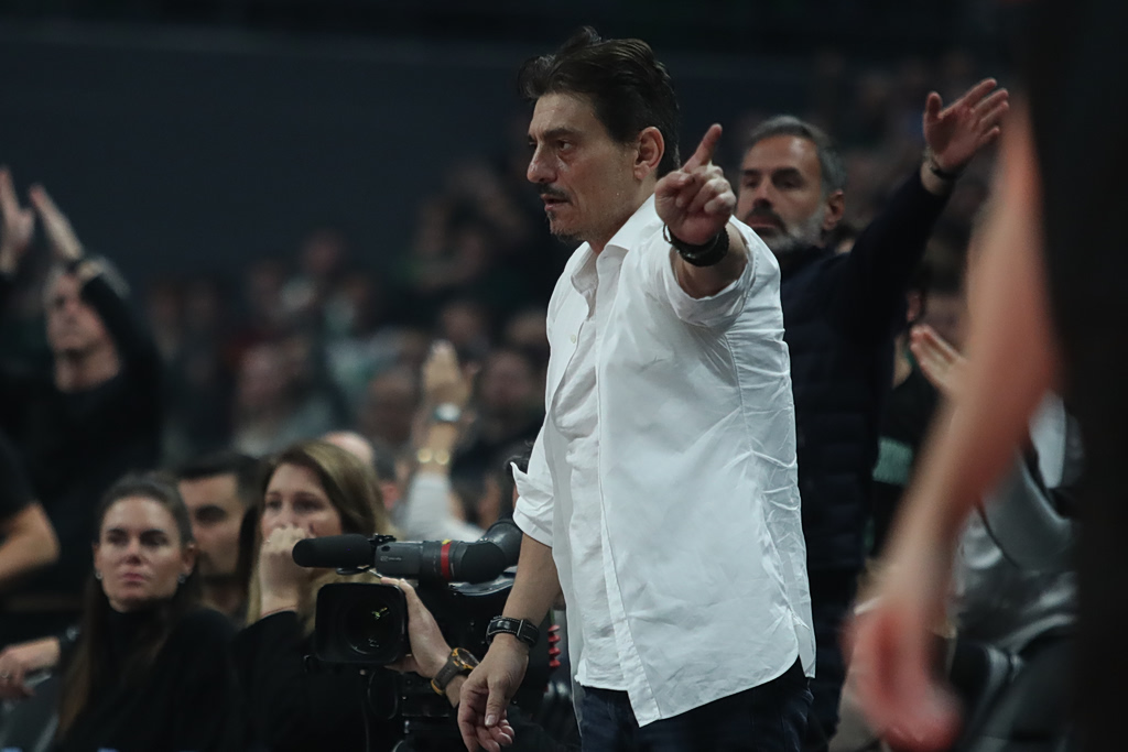 Παναθηναϊκός: Ο Δημήτρης Γιαννακόπουλος χαιρέτησε έναν-έναν τους παίκτες πριν το Game 5 με Βαλένθια