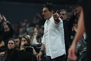 Παναθηναϊκός: Ο Δημήτρης Γιαννακόπουλος χαιρέτησε έναν-έναν τους παίκτες πριν το Game 5 με Βαλένθια