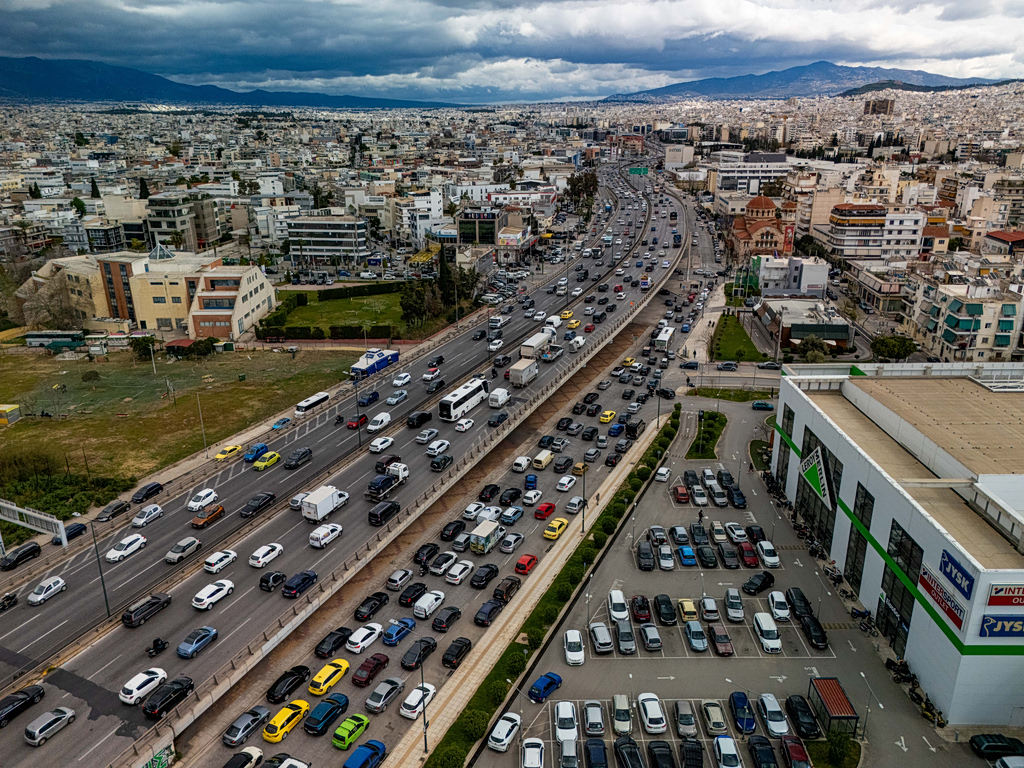 Ανεξέλεγκτη η κατάσταση στους δρόμους παρά την αυστηροποίηση του ΚΟΚ – Τι καταγράφουν οι «έξυπνες» κάμερες