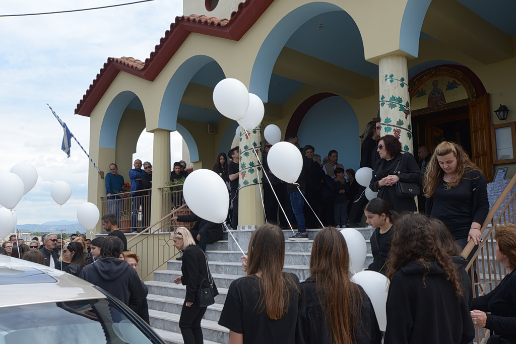 Μακρίσια: Σε βαρύ κλίμα το τελευταίο «αντίο» στον 13χρονο – Φίλοι του τον αποχαιρέτησαν με λευκά μπαλόνια