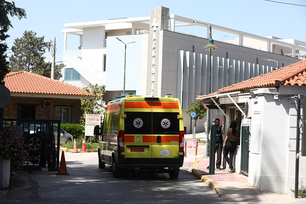 Ηλιούπολη: Οι πρώτες εικόνες από τη μεταφορά της 17χρονης στο ΚΑΤ
