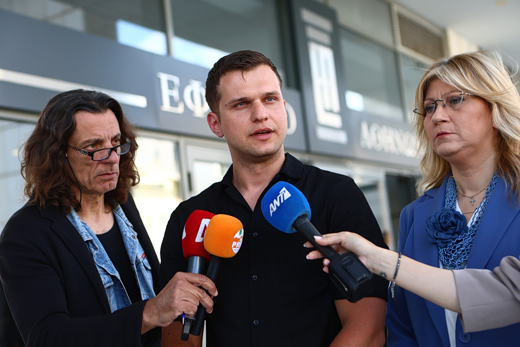 Στον Άρειο Πάγο συγγενείς θυμάτων των Τεμπών: «Τα τρένα ήταν τυφλά και το γνώριζαν»