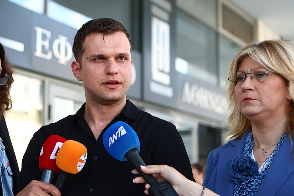 Στον Άρειο Πάγο συγγενείς θυμάτων των Τεμπών: «Τα τρένα ήταν τυφλά και το γνώριζαν»