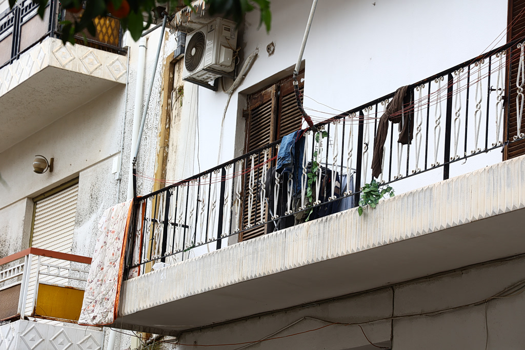 Άγιοι Ανάργυροι: Εικόνες φρίκης από το σπίτι – «τρώγλη» – Συγκλονίζουν οι μαρτυρίες