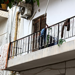 Άγιοι Ανάργυροι: Εικόνες φρίκης από το σπίτι – «τρώγλη» – Συγκλονίζουν οι μαρτυρίες