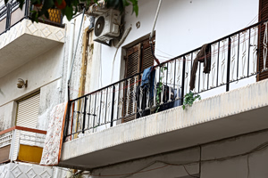 Άγιοι Ανάργυροι: Εικόνες φρίκης από το σπίτι – «τρώγλη» – Συγκλονίζουν οι μαρτυρίες