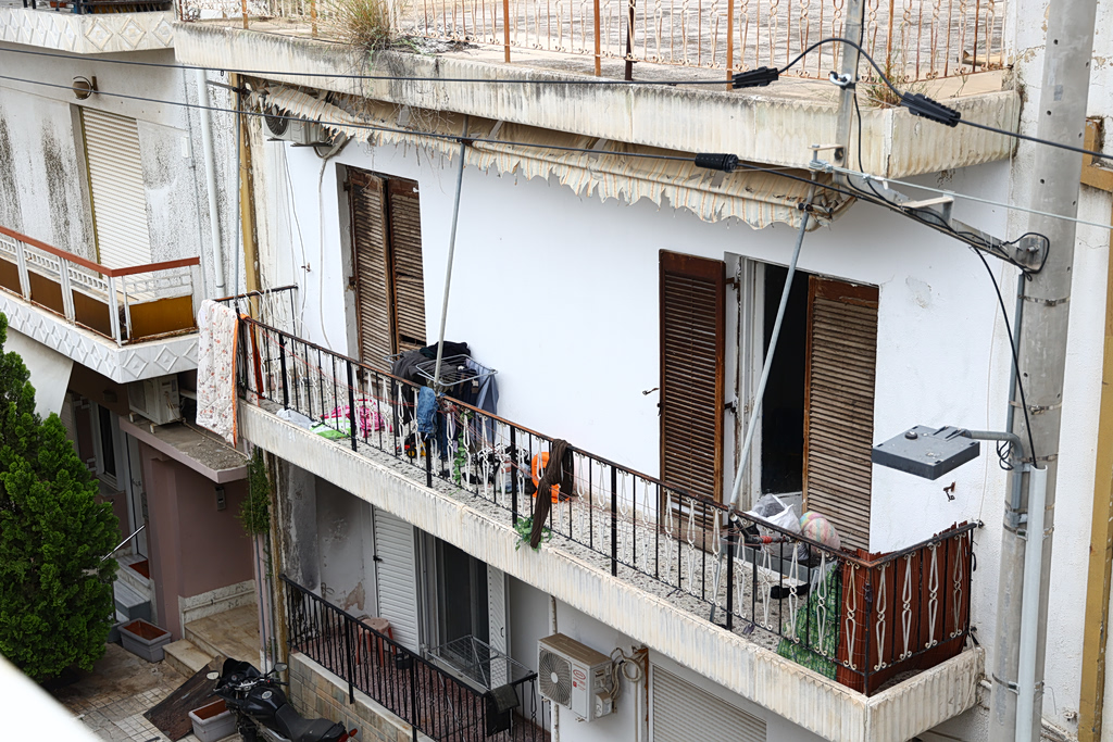 «Δεν ήταν κακοποιημένα τα παιδιά»: Τι λέει ο παππούς για το διαμέρισμα «τρώγλη» στους Αγίους Αναργύρους
