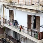 «Δεν ήταν κακοποιημένα τα παιδιά»: Τι λέει ο παππούς για το διαμέρισμα «τρώγλη» στους Αγίους Αναργύρους