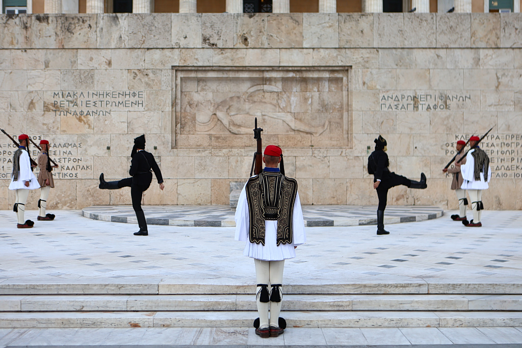 Γενοκτονία Ποντίων: Ρίγη συγκίνησης στο Σύνταγμα – Αλλαγή φρουράς με Εύζωνες να φορούν την παραδοσιακή ποντιακή φορεσιά (pics)