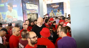 Ο Αργύρης Καμπούρης στο τρένο με τους φίλους του Ολυμπιακού για το Final Four