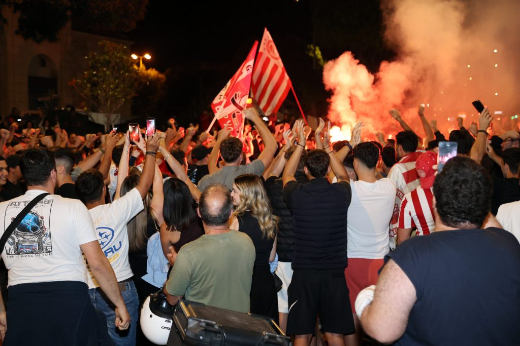 Η Κρήτη «καίγεται» για το τρόπαιο του Ολυμπιακού (vid)