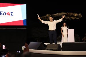 ΕΛΑΣ: Η συμβολική στιγμή που ένα μικρό κορίτσι παρέδωσε στον Τσίπρα το όνομα του νέου κόμματος (video)