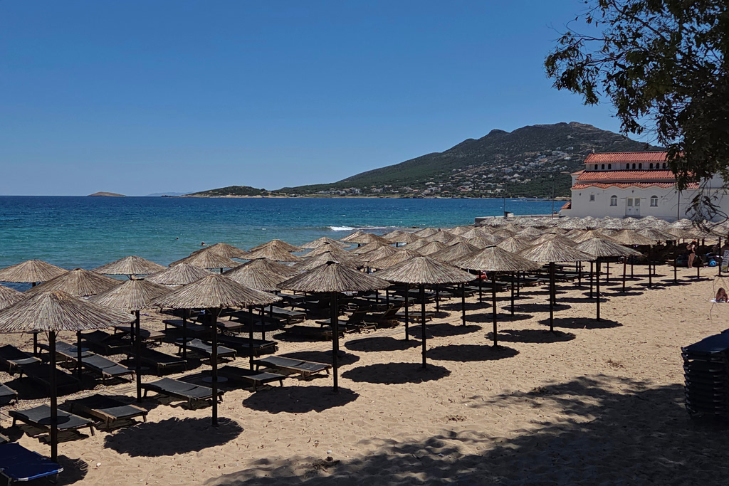 Ελεύθερες ή οργανωμένες πλαζ; Το οικονομικό δίλημμα των λουόμενων στην Αττική