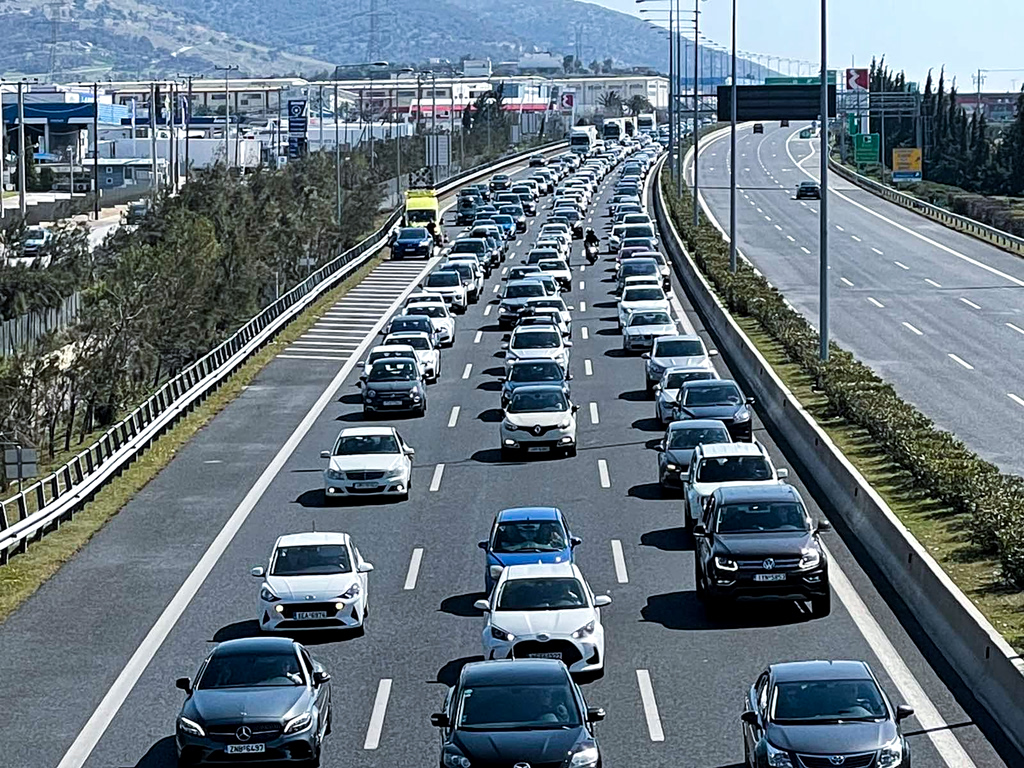 Κίνηση στους δρόμους: Μποτιλιάρισμα σε Κηφισό και παραλιακή – Καθυστερήσεις και στην Αττική Οδό