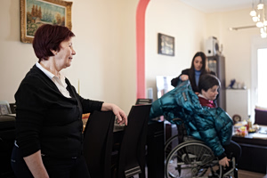 «Προσωπικός Βοηθός»: Χρηματοδότηση 34,8 εκατ. ευρώ – Ποιοι είναι οι δικαιούχοι του προγράμματος