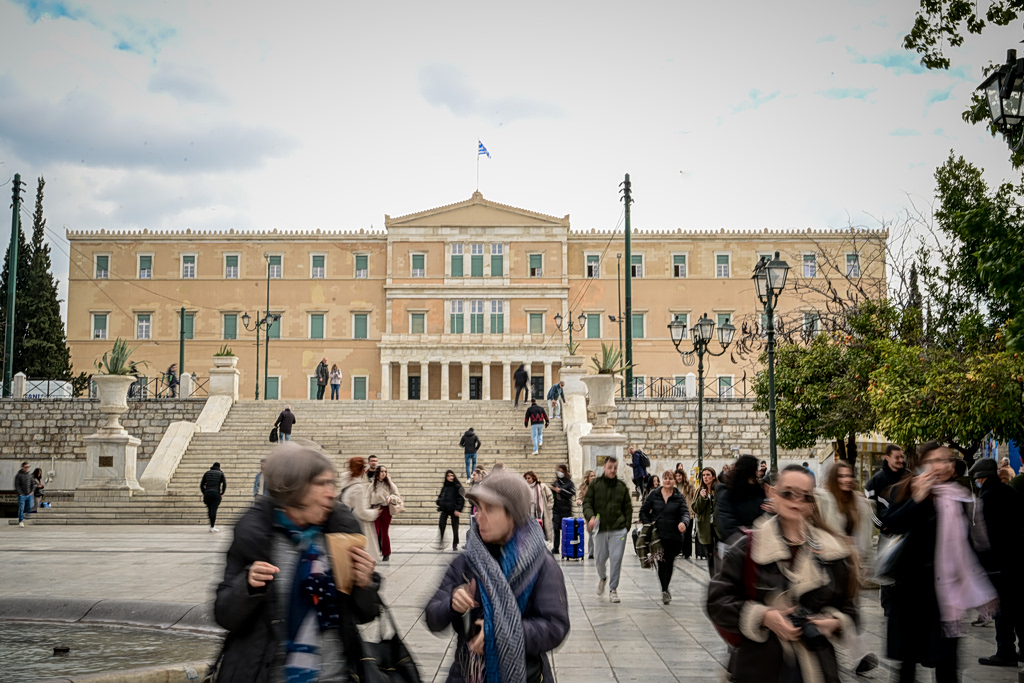 Διπλό μήνυμα φθοράς για την κυβέρνηση: «Ψήφος εμπιστοσύνης» στην Κοβέσι και πίεση από τα νέα κόμματα