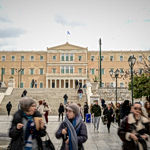 Διπλό μήνυμα φθοράς για την κυβέρνηση: «Ψήφος εμπιστοσύνης» στην Κοβέσι και πίεση από τα νέα κόμματα