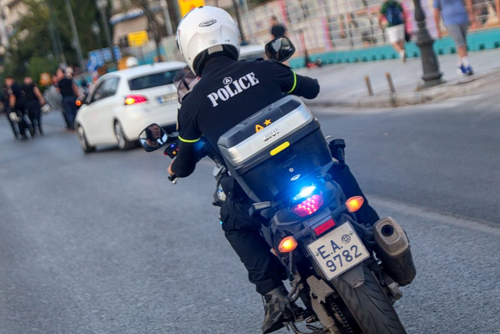 Φθιώτιδα – Συναγερμός στην Κάτω Τιθορέα: Ένοπλη ληστεία με καλάσνικοφ σε τράπεζα