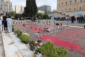 Αχιλλέας Μπέος για τα ονόματα των θυμάτων των Τεμπών στο Σύνταγμα: «Από πού κι ως πού ρε βάλατε τα ονόματα των νεκρών εκεί;»