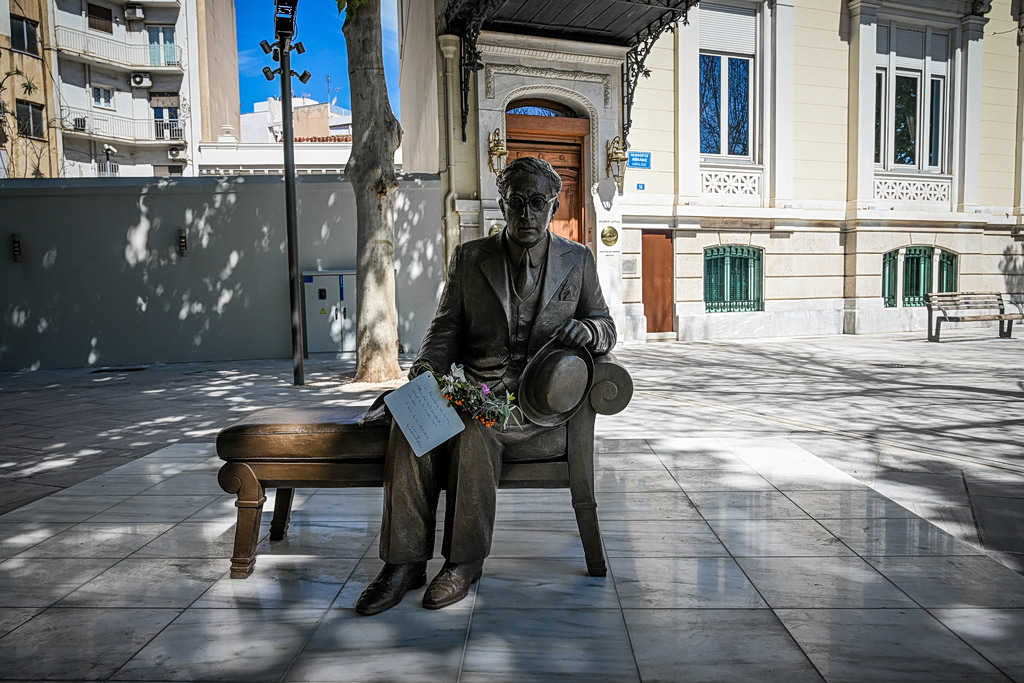 Άγνωστοι βανδάλισαν το άγαλμα του Καβάφη στη Διονυσίου Αρεοπαγίτου ένα μήνα μετά την τοποθέτησή του