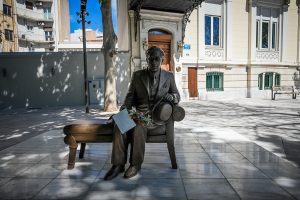 Άγνωστοι βανδάλισαν το άγαλμα του Καβάφη στη Διονυσίου Αρεοπαγίτου ένα μήνα μετά την τοποθέτησή του
