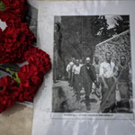 Σκοπευτήριο Καισαριανής: Με φωτογραφίες των 200 εκτελεσθέντων και κόκκινα λουλούδια τίμησαν την Πρωτομαγιά