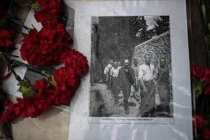 Σκοπευτήριο Καισαριανής: Με φωτογραφίες των 200 εκτελεσθέντων και κόκκινα λουλούδια τίμησαν την Πρωτομαγιά