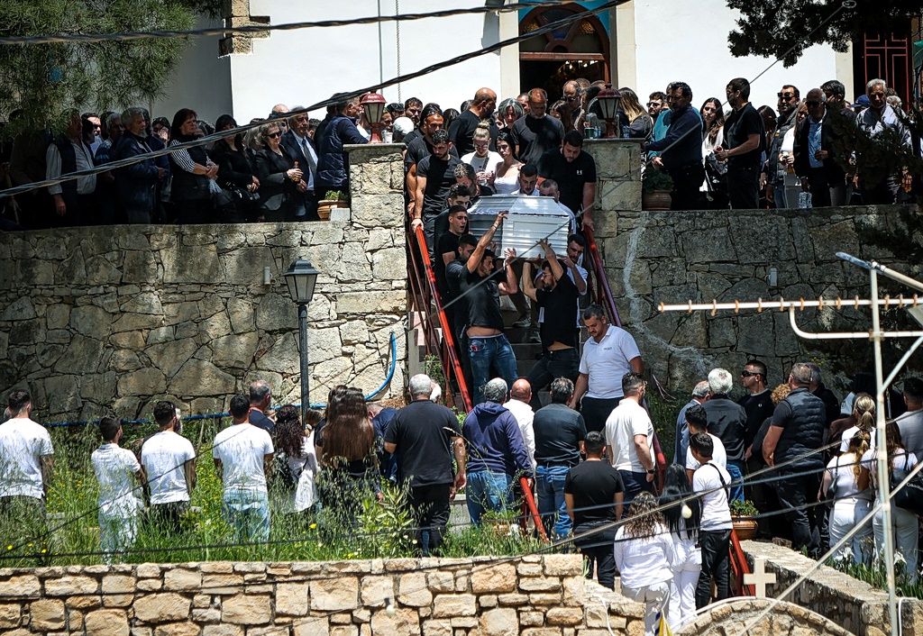 Ηράκλειο: Ξέσπασε η αδερφή του 21χρονου Νικήτα στην κηδεία – «Τώρα ήρθατε που τον σκότωσαν;»