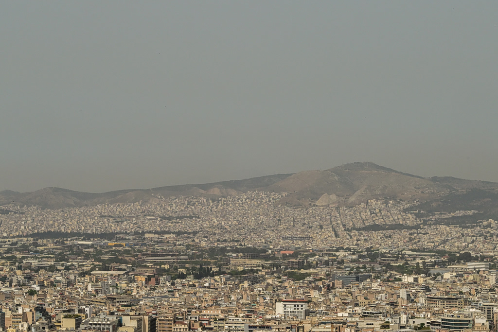 Καιρός: Με… άρωμα καλοκαιριού και αφρικανική σκόνη η Τρίτη – Πότε αλλάζει το σκηνικό