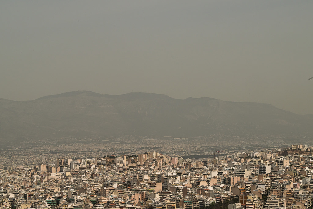 Καιρός: Βροχές, καταιγίδες και αφρικανική σκόνη το Σάββατο – Βελτίωση από την Κυριακή