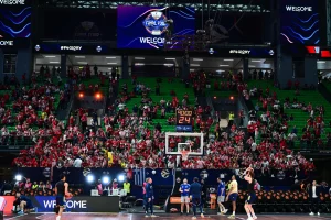 «Ερυθρόλευκος» παλμός στο Telekom Center πριν τον μεγάλο ημιτελικό (vids)