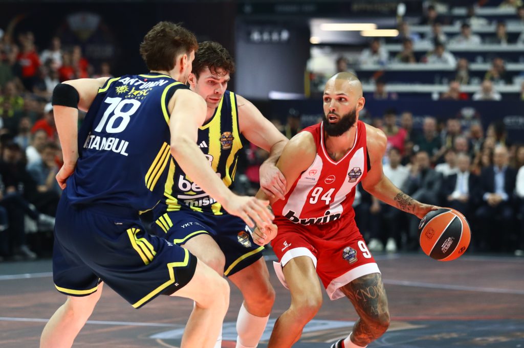 Ολυμπιακός – Φενέρμπαχτσε 79-61: Σαράντα λεπτά από τον τίτλο του πρωταθλητή Ευρώπης οι «ερυθρόλευκοι»