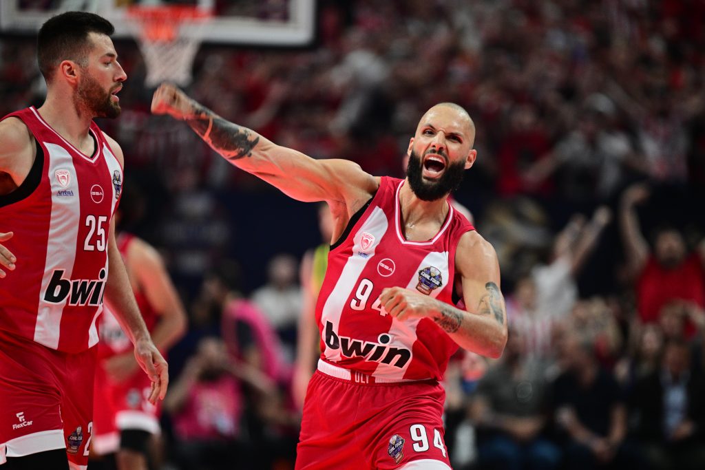 Ολυμπιακός – Φενέρμπαχτσε 79-61: Οι «ερυθρόλευκοι» αποκαθήλωσαν την πρωταθλήτρια Ευρώπης με άμυνα για Όσκαρ