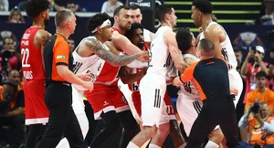 Μεγάλη ένταση στο παρκέ ανάμεσα σε Καμπάτσο και ΜακΚίσικ (pics)