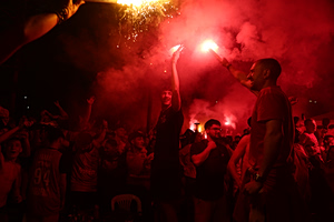 «Τρελαμένος» φίλος του Ολυμπιακού τρέχει στο πλάι της Ποσειδώνος με καπνογόνο (vid)