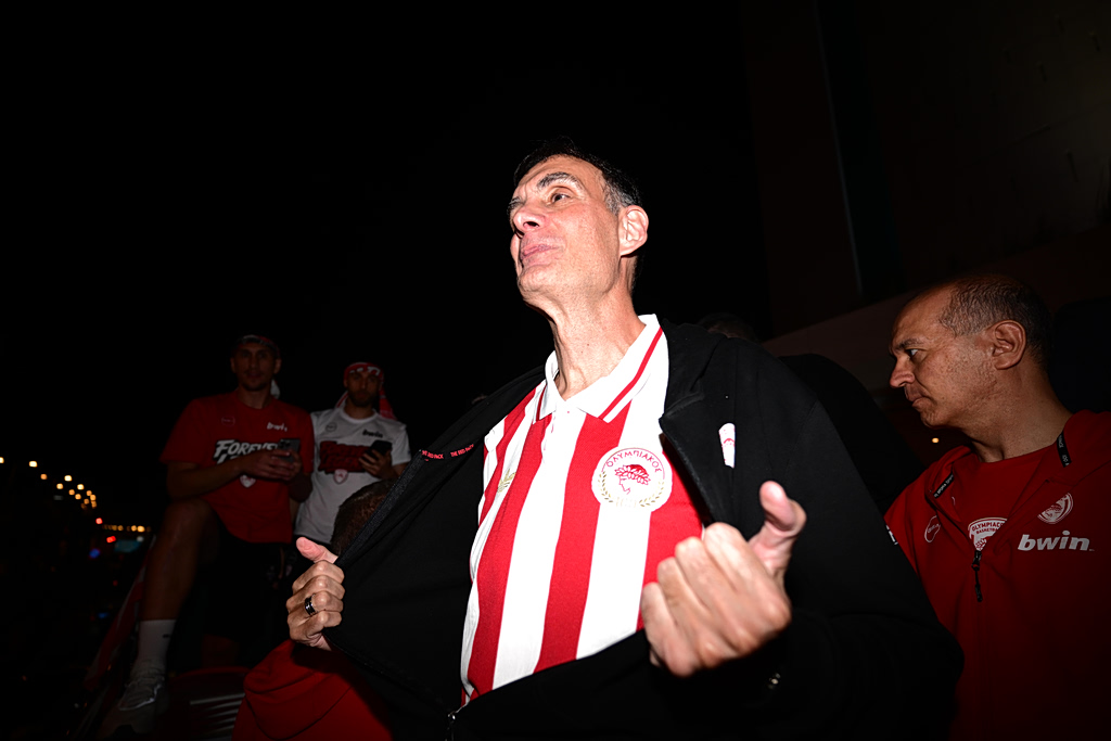 Με επετειακή φανέλα των 100 χρόνων ο Γιώργος Μπαρτζώκας στο πούλμαν (pic)
