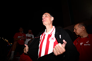 Με επετειακή φανέλα των 100 χρόνων ο Γιώργος Μπαρτζώκας στο πούλμαν (pic)