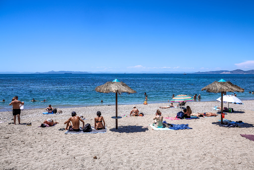 Στις παραλίες της Αττικής όσοι δεν έφυγαν για το τριήμερο του Αγίου Πνεύματος – Δείτε βίντεο και φωτογραφίες
