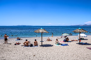 Στις παραλίες της Αττικής όσοι δεν έφυγαν για το τριήμερο του Αγίου Πνεύματος – Δείτε βίντεο και φωτογραφίες