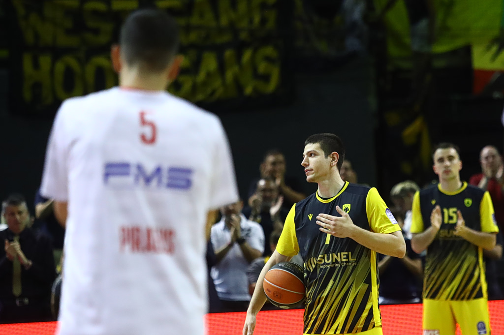 Συγκίνηση στη SUNEL Arena: Χειροκρότημα συμπαράστασης στον Φλιώνη πριν το ΑΕΚ – Ολυμπιακός