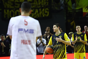 Συγκίνηση στη SUNEL Arena: Όρθιο χειροκρότημα στον Φλιώνη πριν το ΑΕΚ–Ολυμπιακός