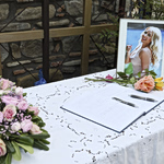 Θρήνος και σπαραγμός στο τελευταίο «αντίο» στην Γωγώ Μαστροκώστα