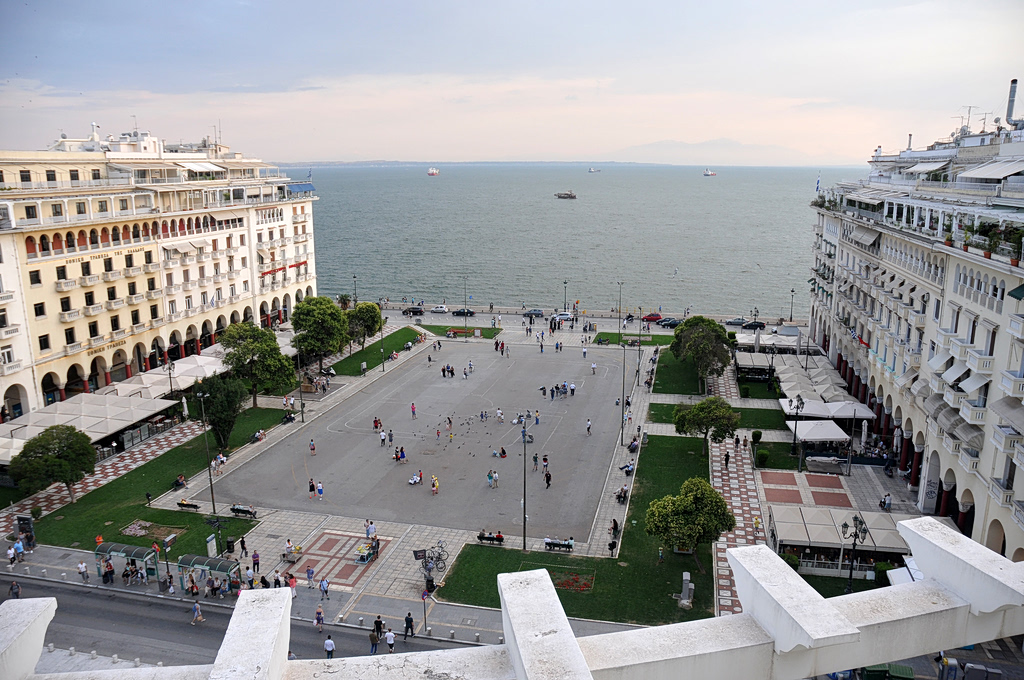 Η πλατεία Αριστοτέλους μετατράπηκε σε γήπεδο βόλεϊ (vid)