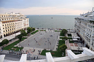 Η πλατεία Αριστοτέλους μετατράπηκε σε γήπεδο βόλεϊ (vid)