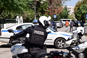 Κινηματογραφική διάρρηξη σε κοσμηματοπωλείο στη Νίκαια – Έσπασαν βιτρίνες, άρπαξαν κοσμήματα και διέφυγαν