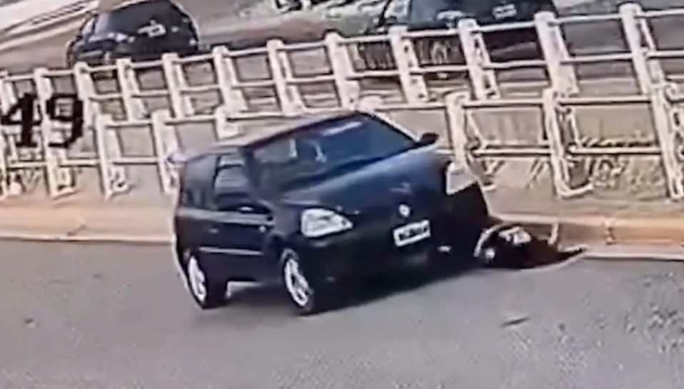 Σοκαριστικό βίντεο: Γυναίκα παρασύρθηκε και καταπλακώθηκε από το ίδιο της το αυτοκίνητο